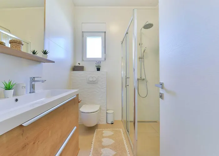 4* First Hill With Heated Pool, Villa