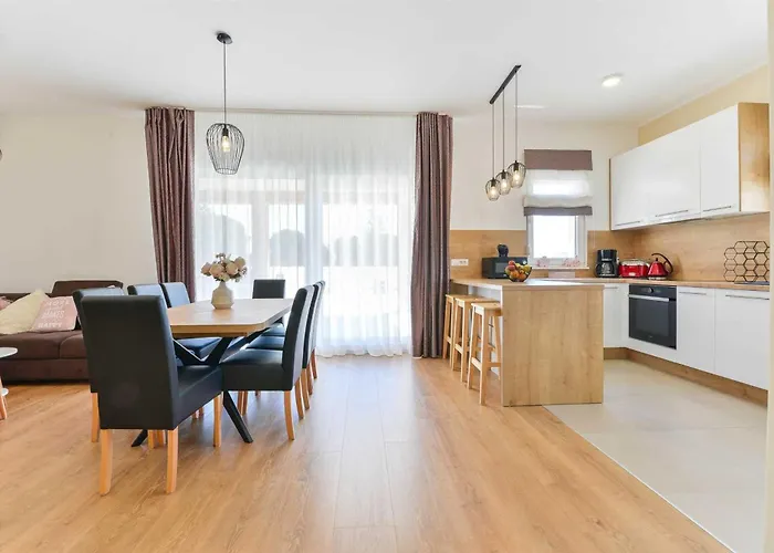 4* First Hill With Heated Pool, Villa