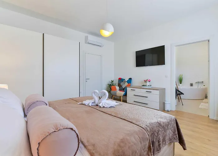 4* First Hill With Heated Pool, Villa
